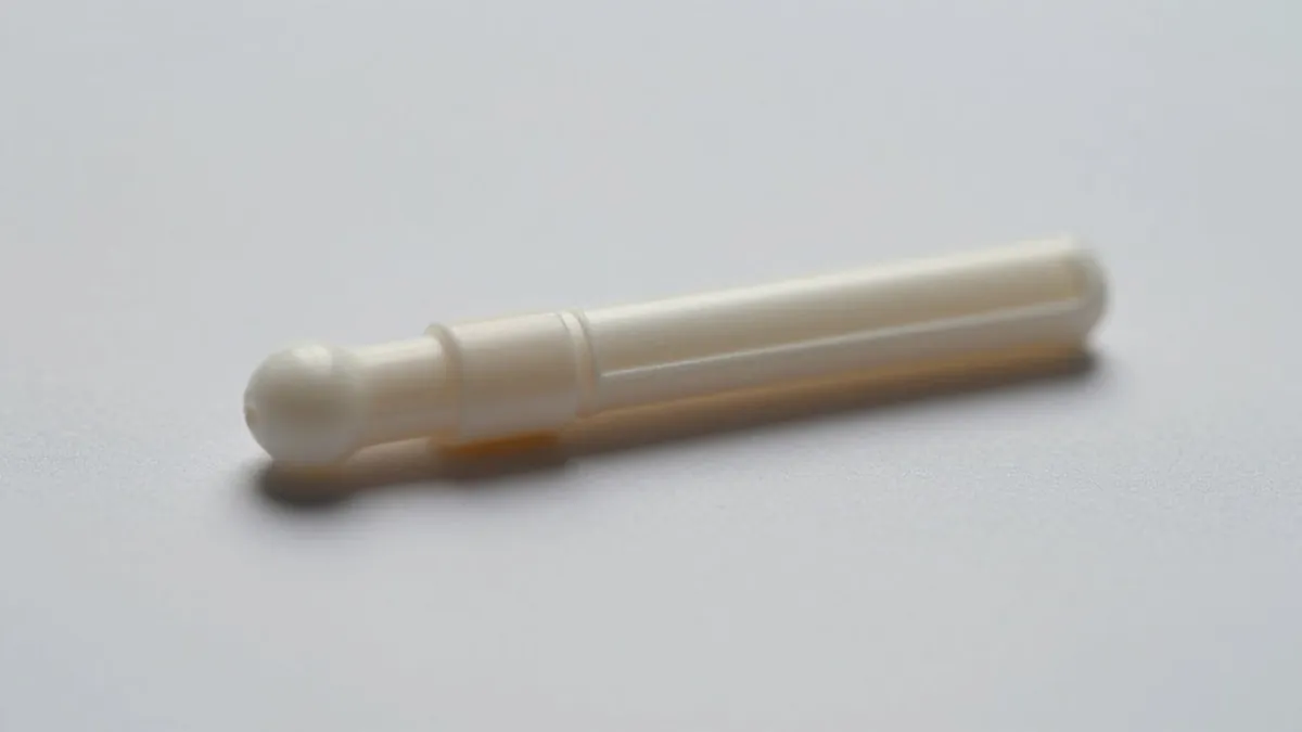 Implante hormonal discreto em close-up.