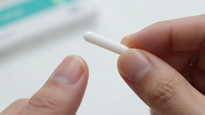 Implante hormonal em close-up